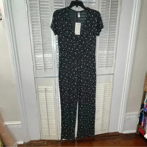 Gray leopard print romper onesie - Picture 3 of 5